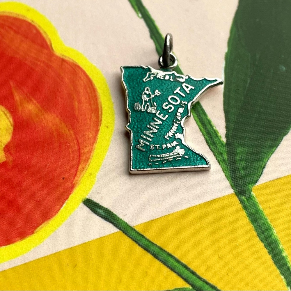 🦄 ⚡️💜 SALE Cute vintage sterling silver & green enamel Minnesota state pendant